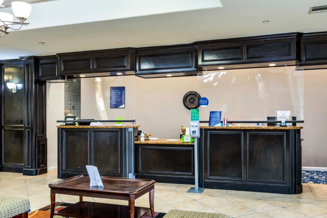 La Quinta By Wyndham Livingston Hotel Bagian luar foto