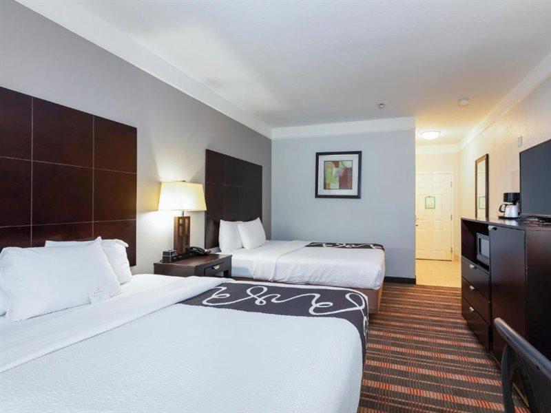 La Quinta By Wyndham Livingston Hotel Bagian luar foto