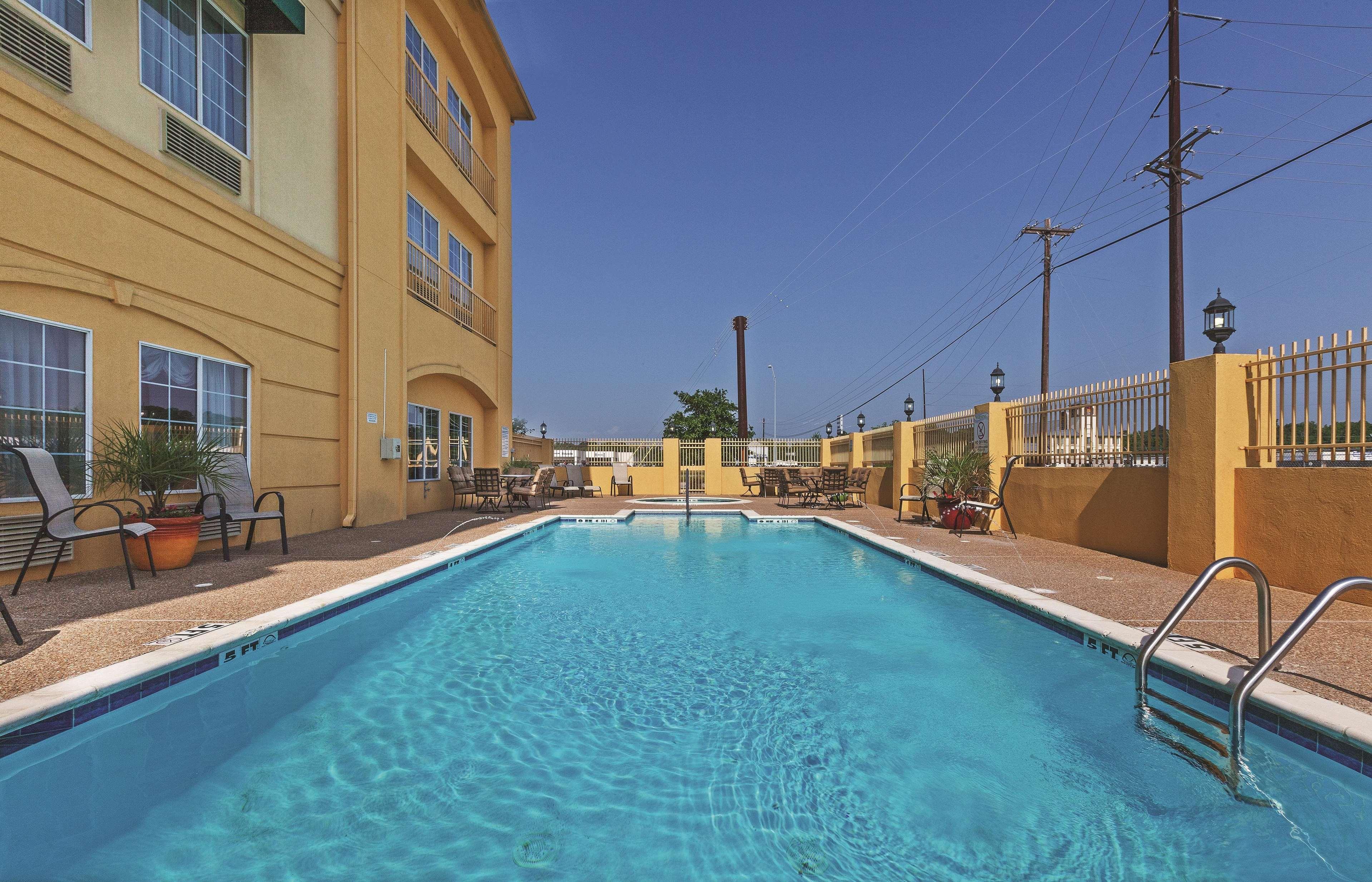 La Quinta By Wyndham Livingston Hotel Bagian luar foto