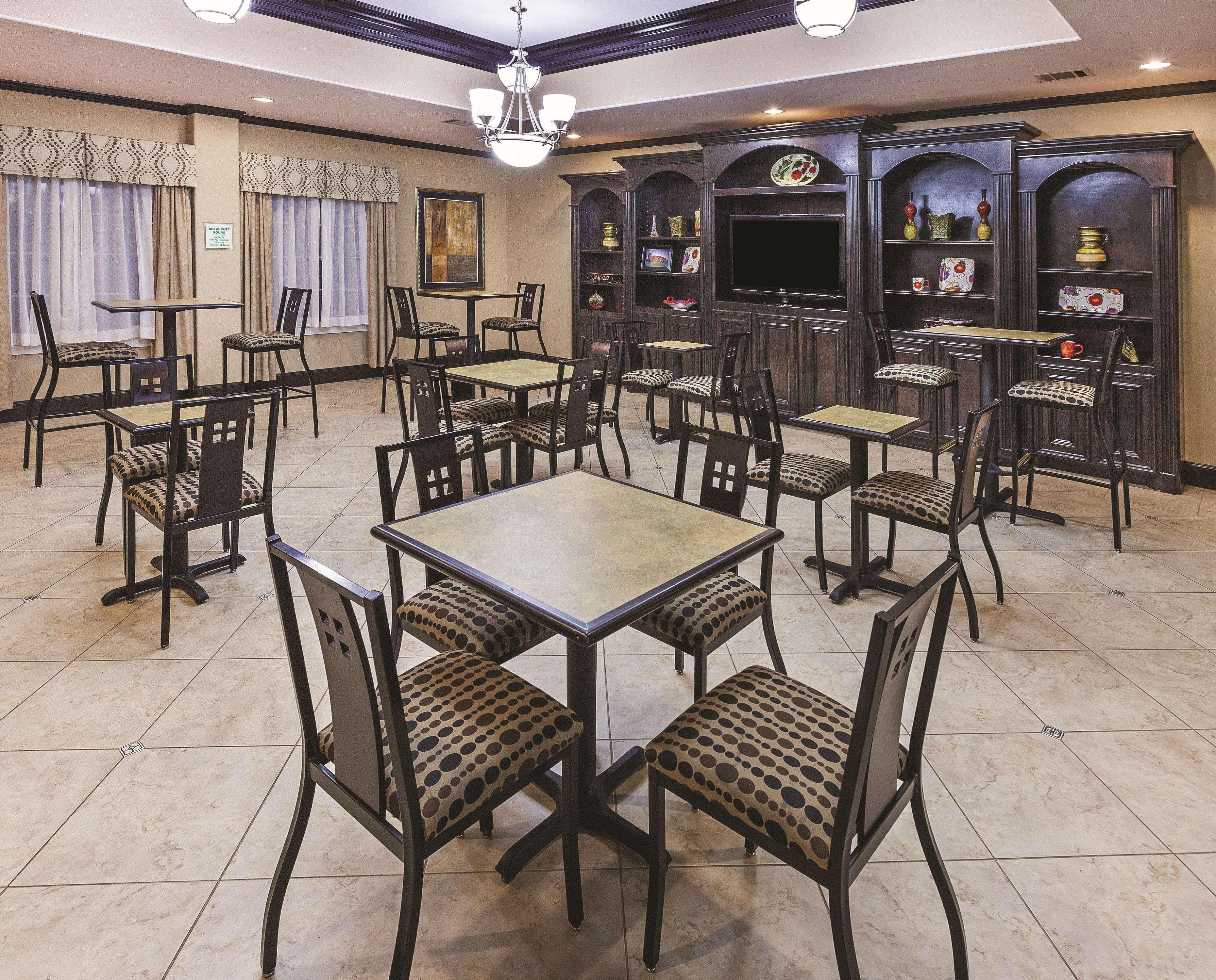 La Quinta By Wyndham Livingston Hotel Bagian luar foto