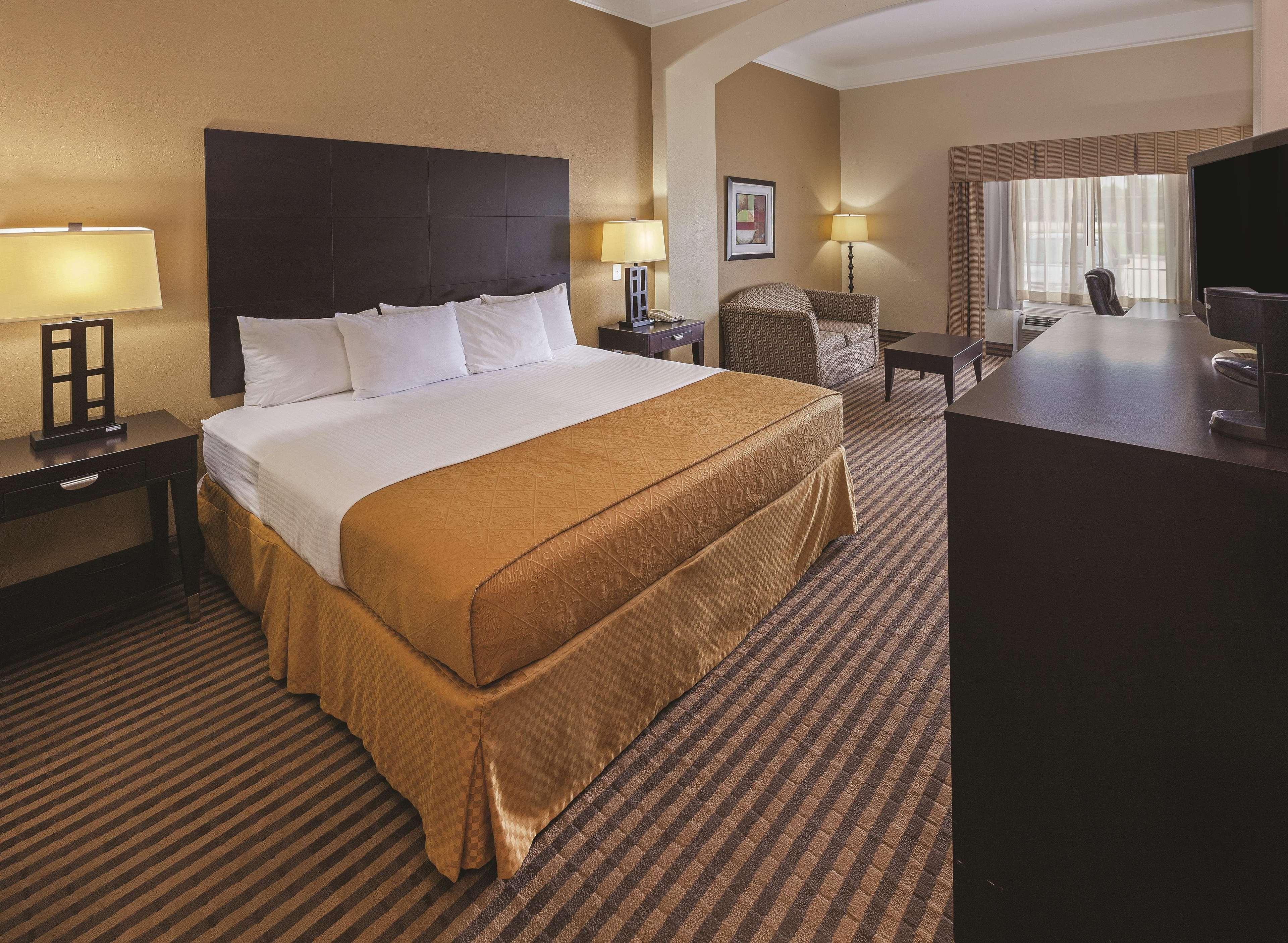 La Quinta By Wyndham Livingston Hotel Bagian luar foto